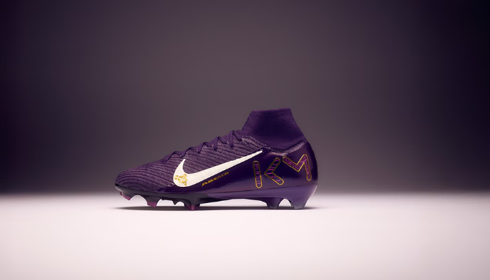 Chuteira Nike Air Zoom Mercurial Superfly 10 Elite x Mbappé nas cores roxa, branca e dourada, com design exclusivo e tecnologia avançada para máximo desempenho em campo.